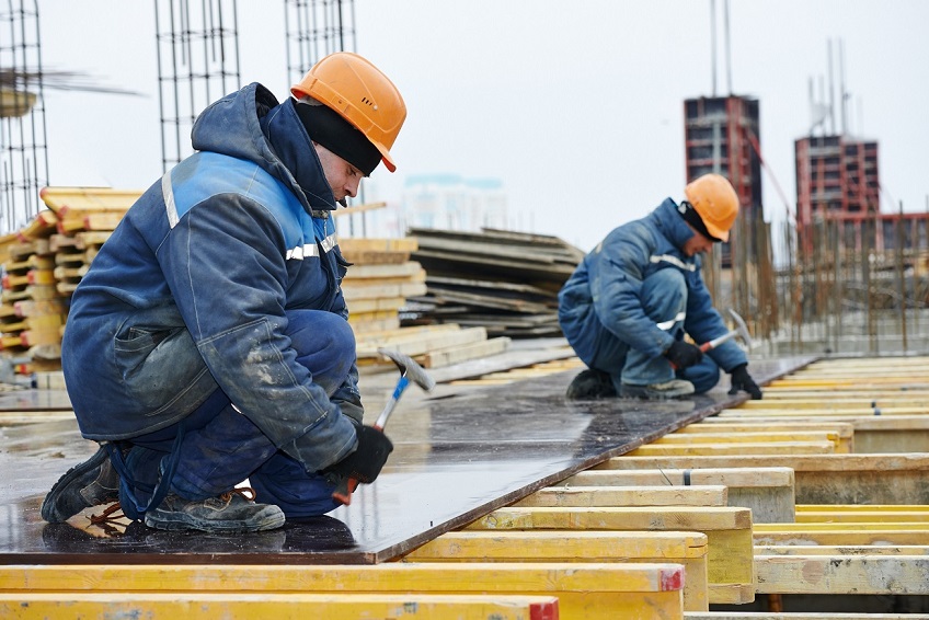 Salariatii din domeniul constructiilor vor beneficia de un alt salariu minim si de scutiri de taxe