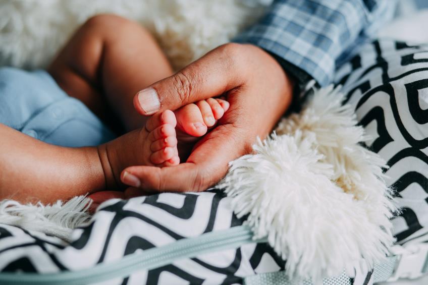 Au aparut normele metodologice de aplicare a concediului paternal
