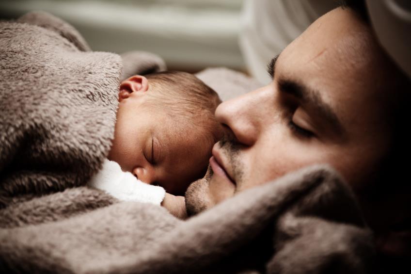 A fost aprobata majorarea perioadei concediului paternal la 10 zile lucratoare