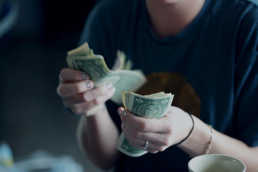 Au inceput platile catre angajatori pentru decontarea a 41,5% din salariile angajatilor reveniti din somaj tehnic.